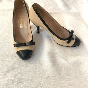 CHANEL Classic Pump w/Bow. Size 36. Black & Cream.